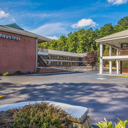 Days Inn By Wyndham Elmsford Dış mekan fotoğraf