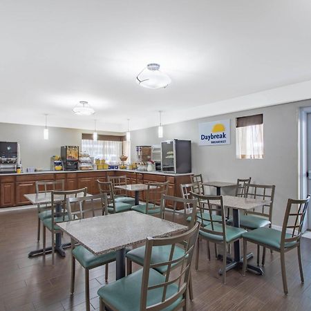 Days Inn By Wyndham Elmsford Dış mekan fotoğraf