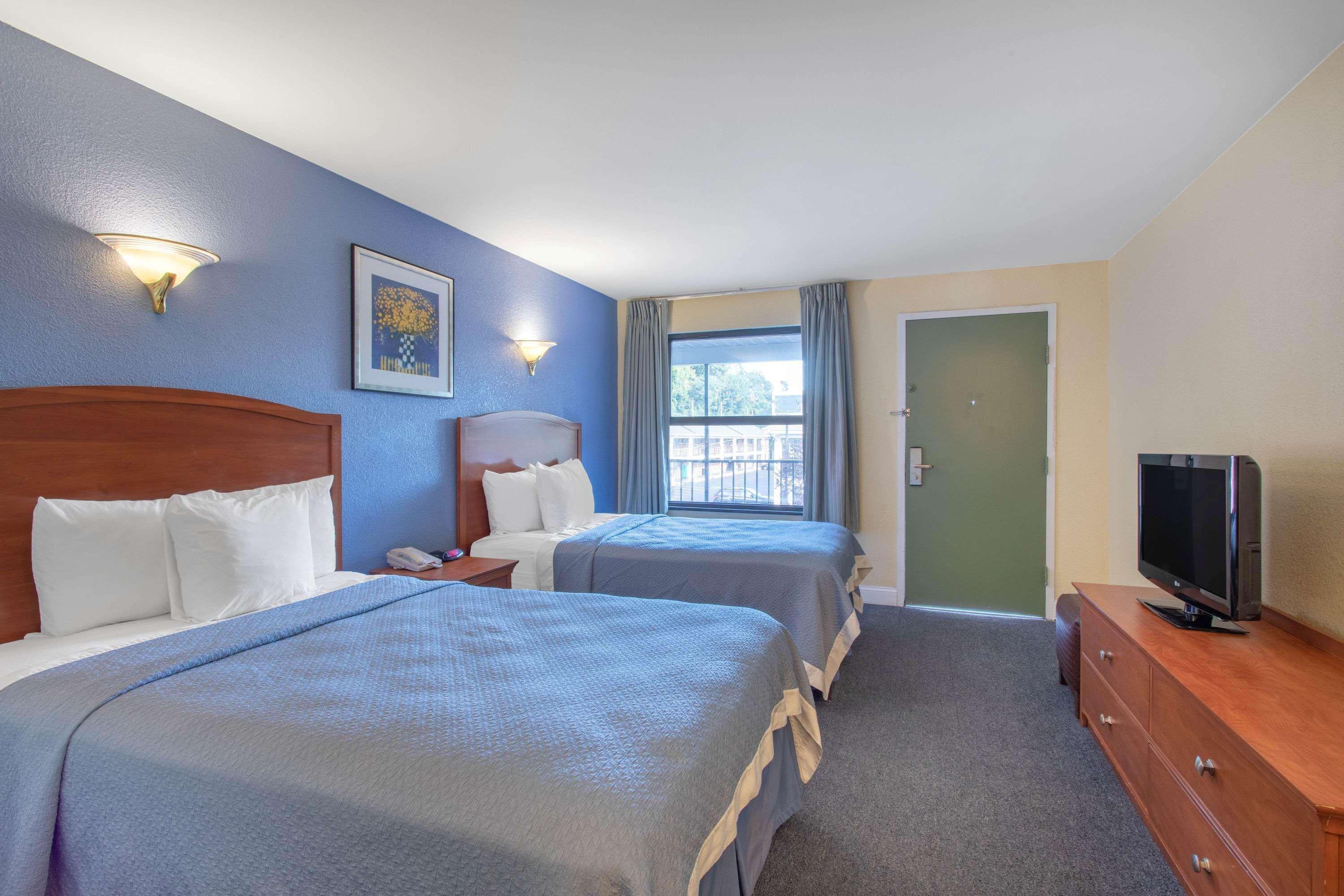 Days Inn By Wyndham Elmsford Dış mekan fotoğraf