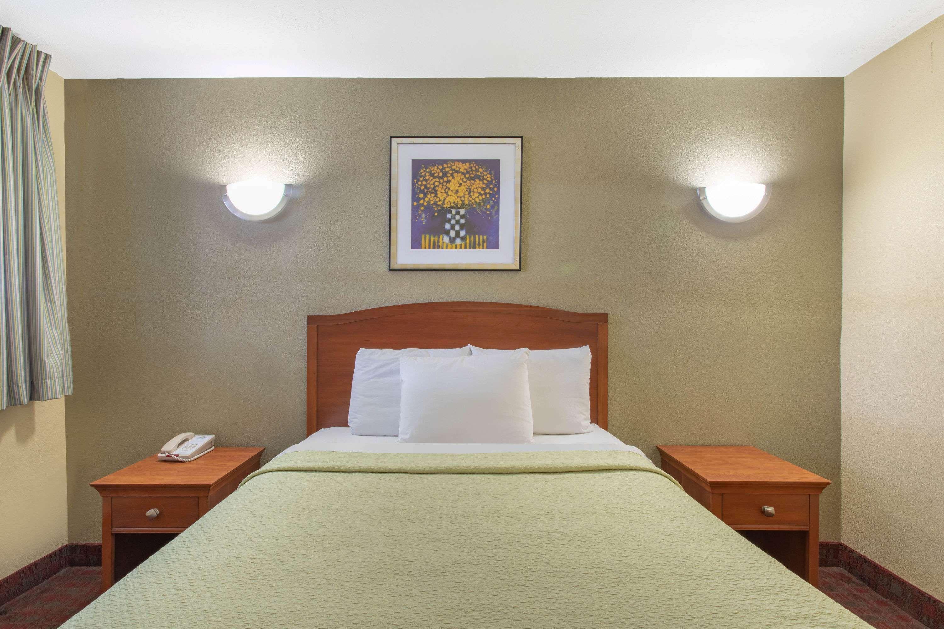 Days Inn By Wyndham Elmsford Dış mekan fotoğraf