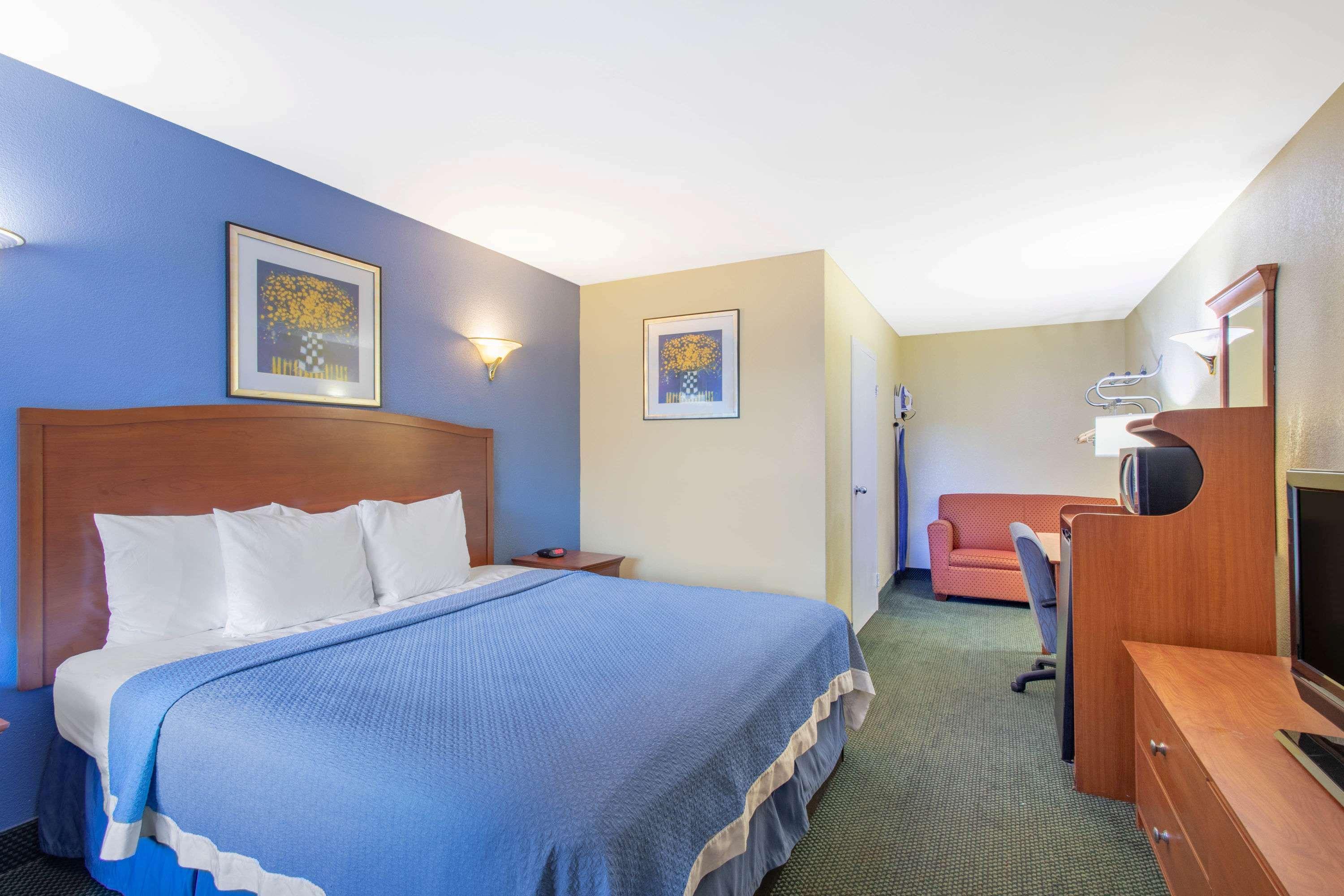 Days Inn By Wyndham Elmsford Dış mekan fotoğraf