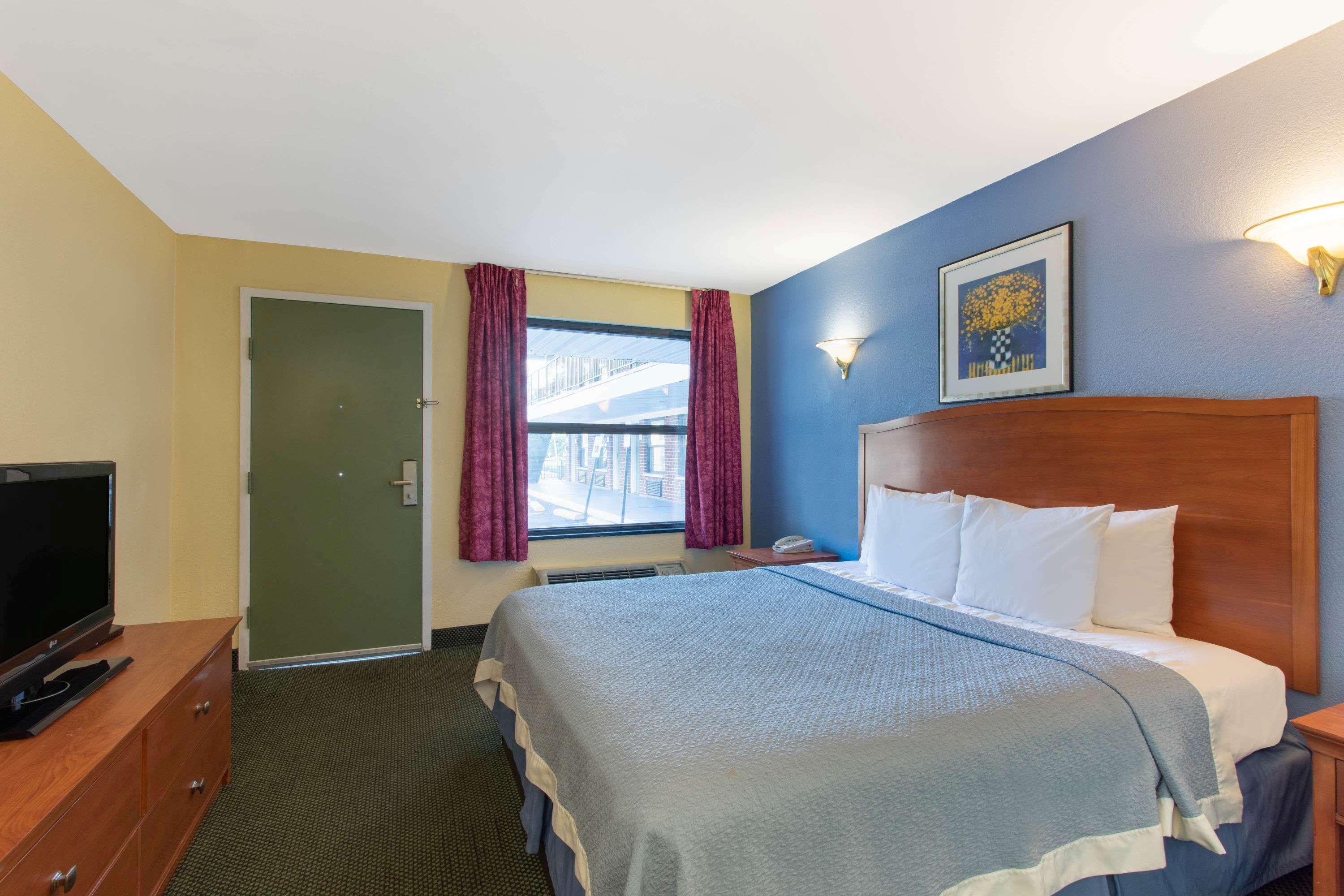 Days Inn By Wyndham Elmsford Dış mekan fotoğraf
