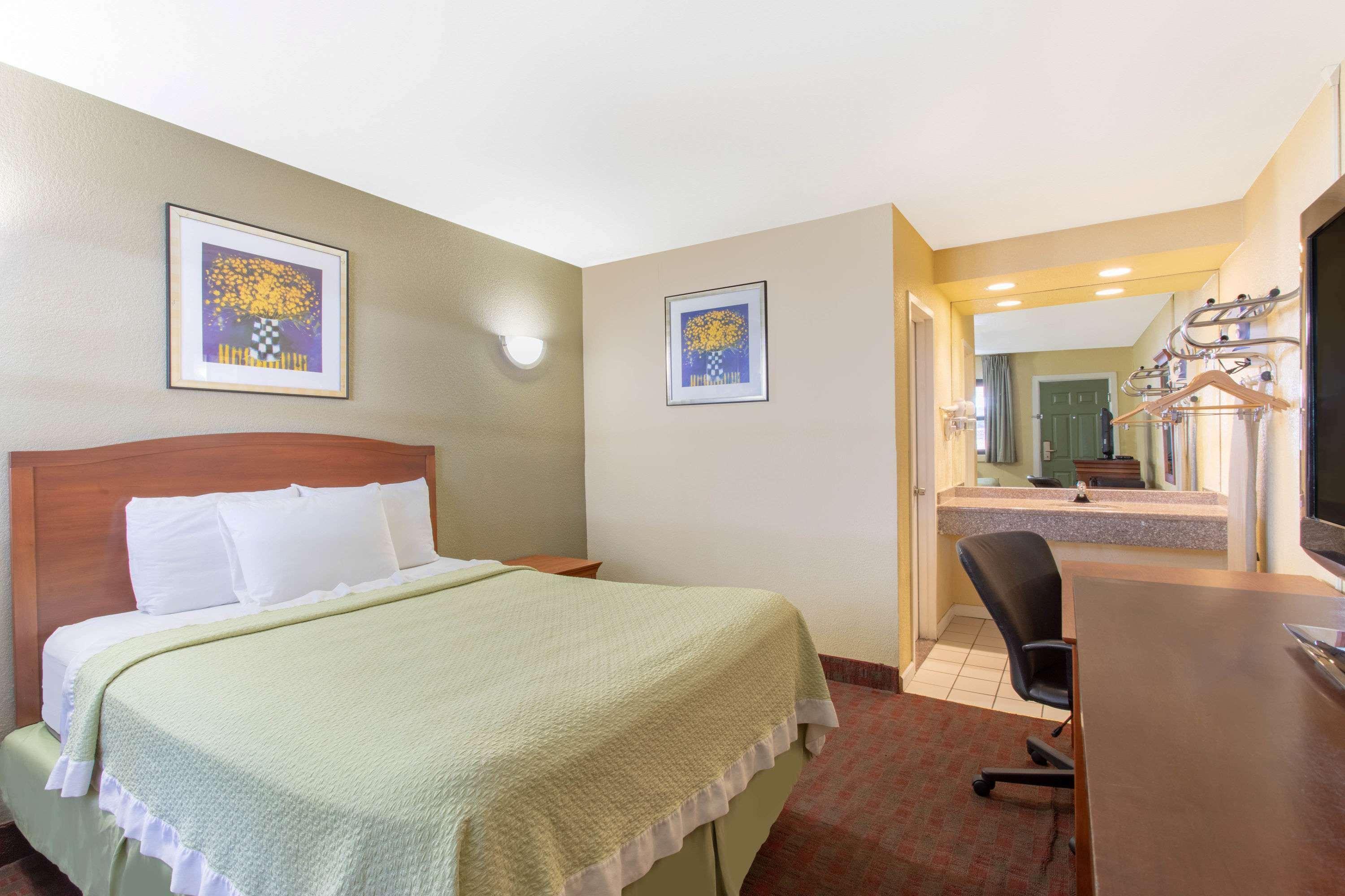 Days Inn By Wyndham Elmsford Dış mekan fotoğraf