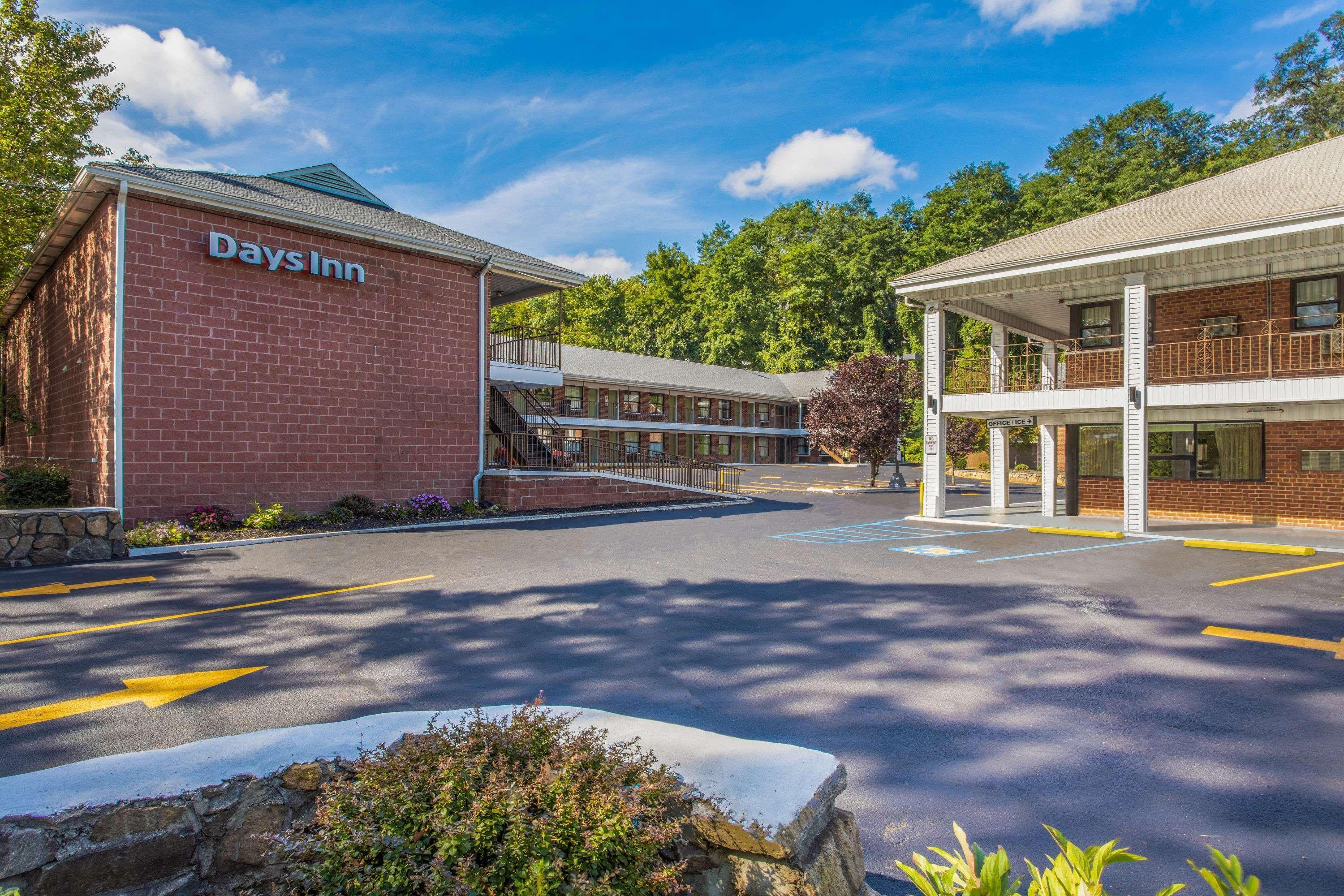 Days Inn By Wyndham Elmsford Dış mekan fotoğraf