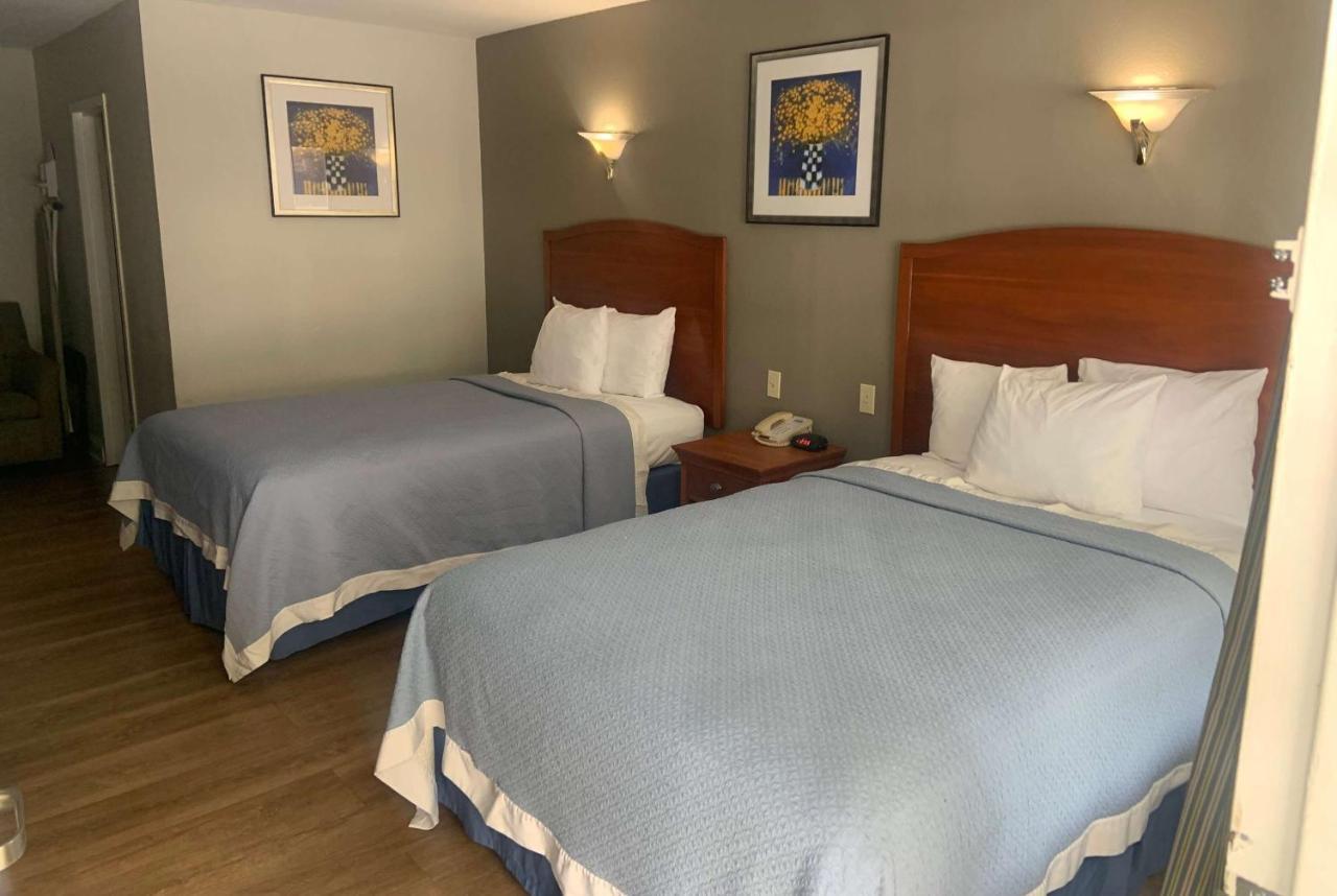 Days Inn By Wyndham Elmsford Dış mekan fotoğraf