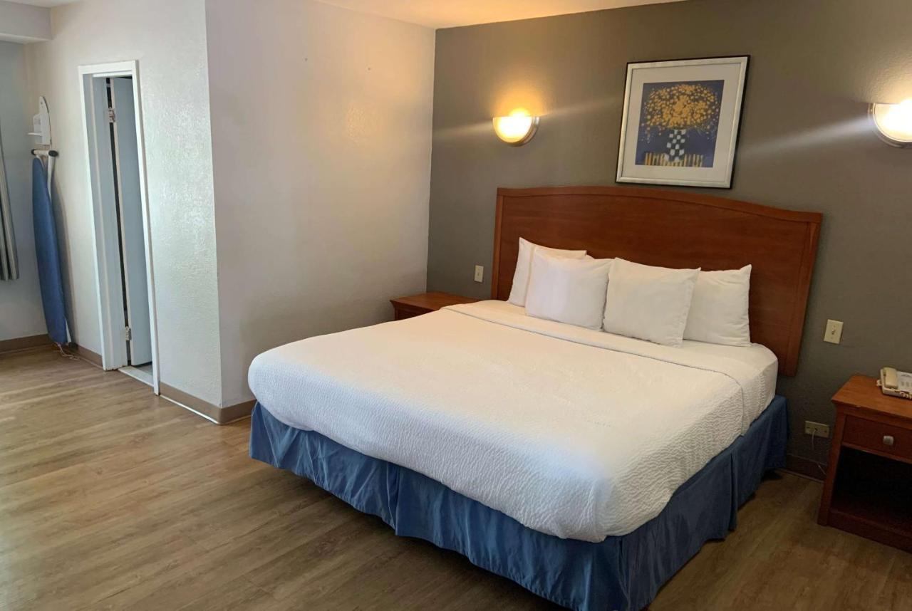 Days Inn By Wyndham Elmsford Dış mekan fotoğraf