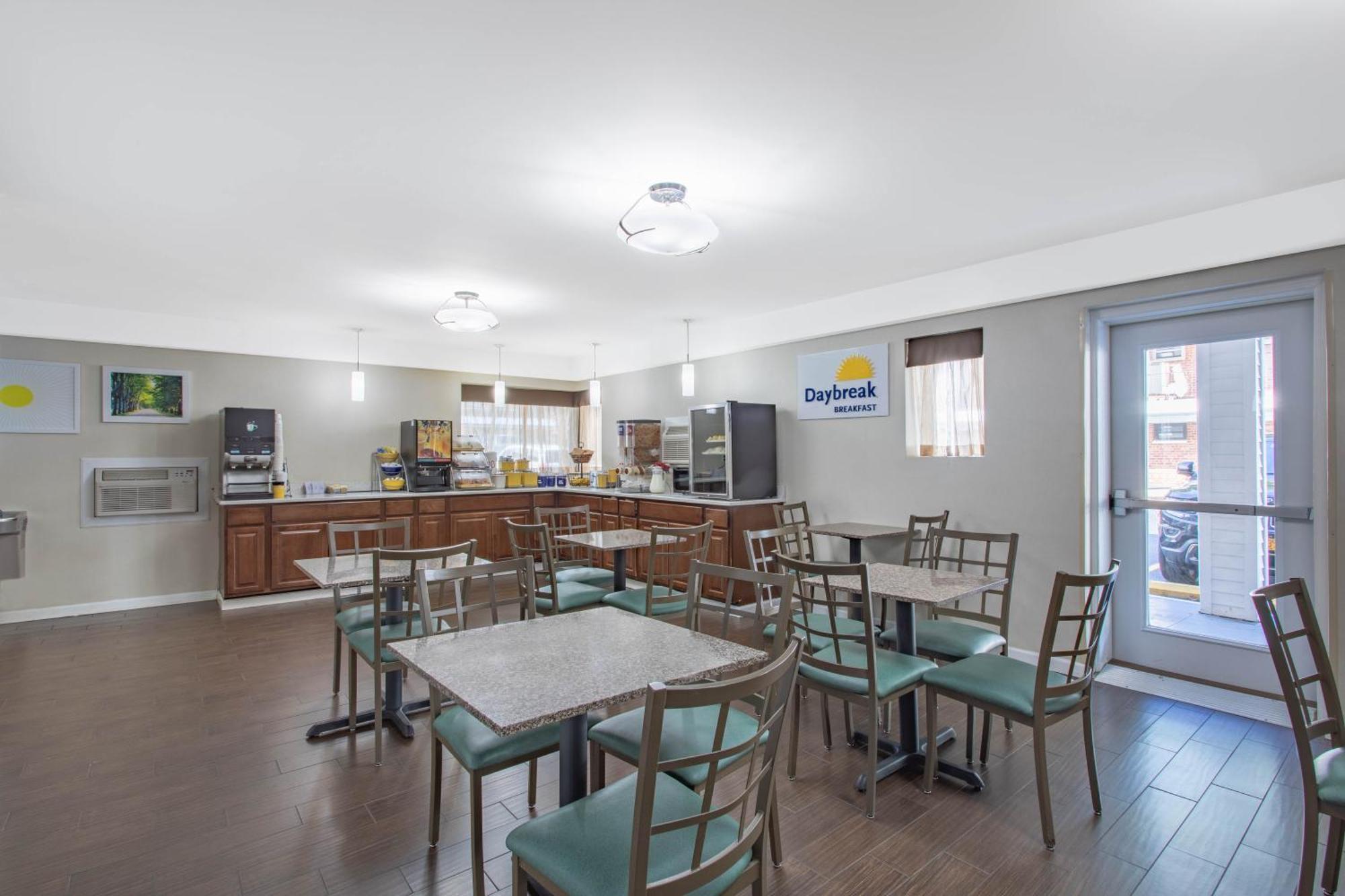 Days Inn By Wyndham Elmsford Dış mekan fotoğraf