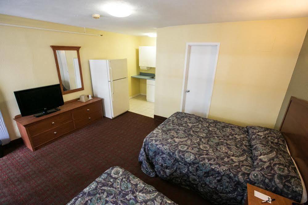 Days Inn By Wyndham Elmsford Dış mekan fotoğraf