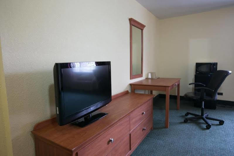 Days Inn By Wyndham Elmsford Dış mekan fotoğraf